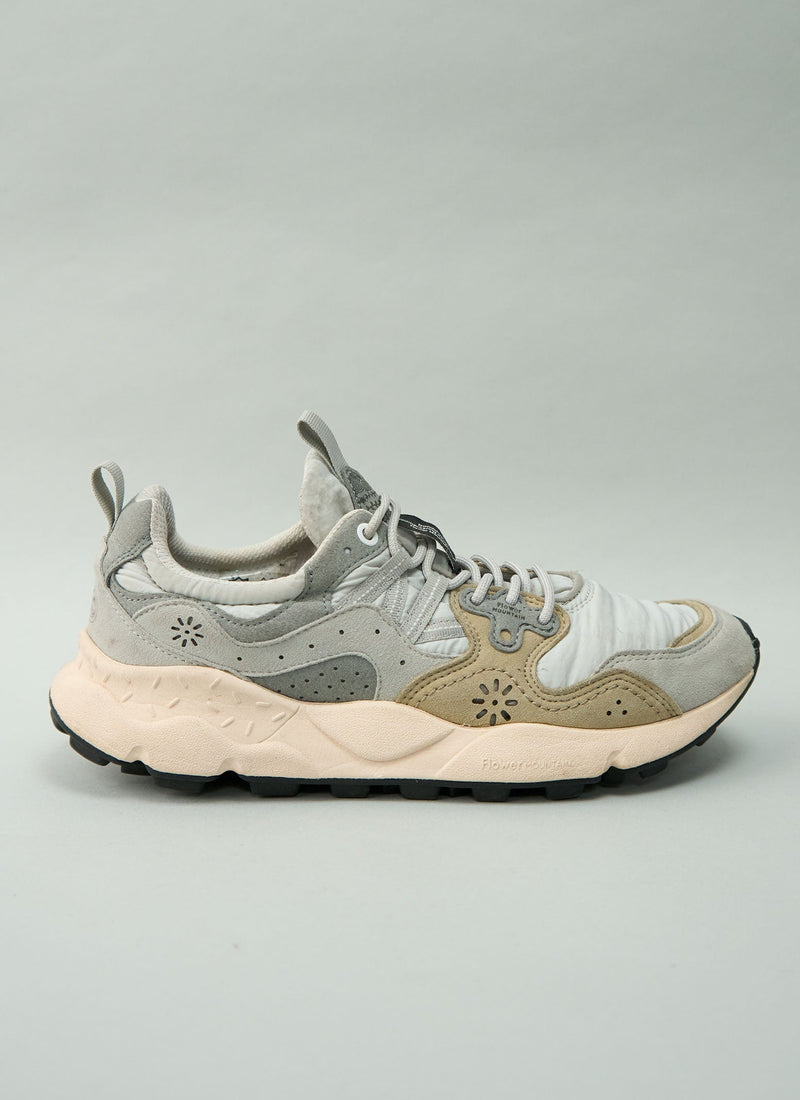 Reworn Flower Mountain Trainers Size 41 (702) | Light Grey